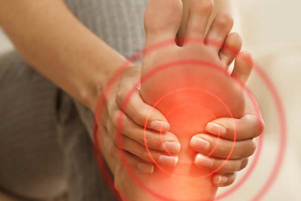 Formigamento nas mãos e pés: por que não é “apenas má circulação”?